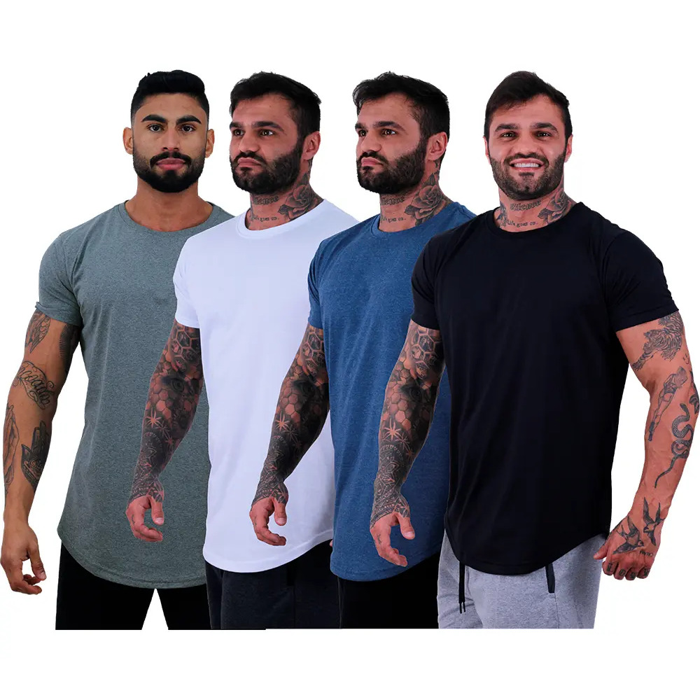 Quatro homens lado a lado vestindo camisetas longline slim da marca Mxd nas cores cinza, branca, azul e preta, exibindo tatuagens nos braços.