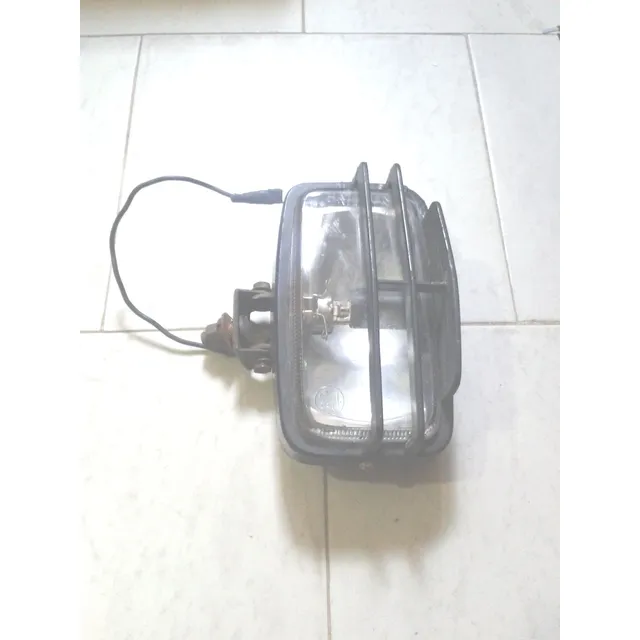 Dos Faros Halógenos Para Cacería En Rustico Y Otro Exterior
