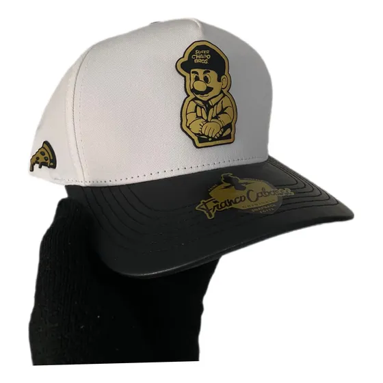 Gorra Super Chapo Bros Placa Láser Gold Franco Cabassi Blanco Ajustable