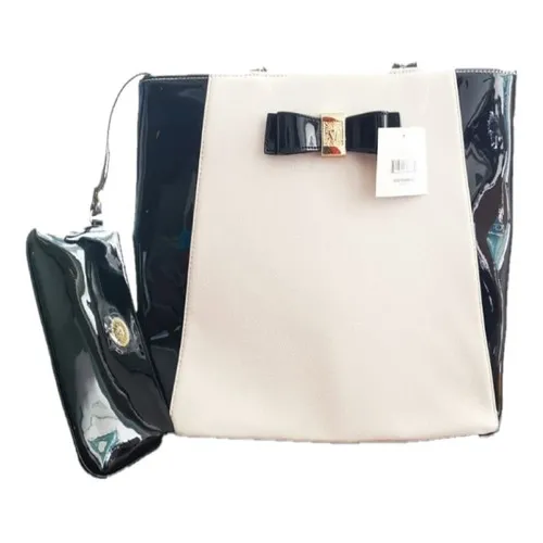 Bolsa Anne Klein 100% Original De Charol Con Cosmetiquera Color Negro