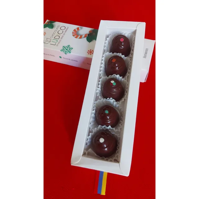 Bombones De Chocolate Oscuro Rellenos De Dulces Criollos