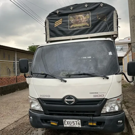 Hino 3000 Doble Cabina De Estacas Todo Original
