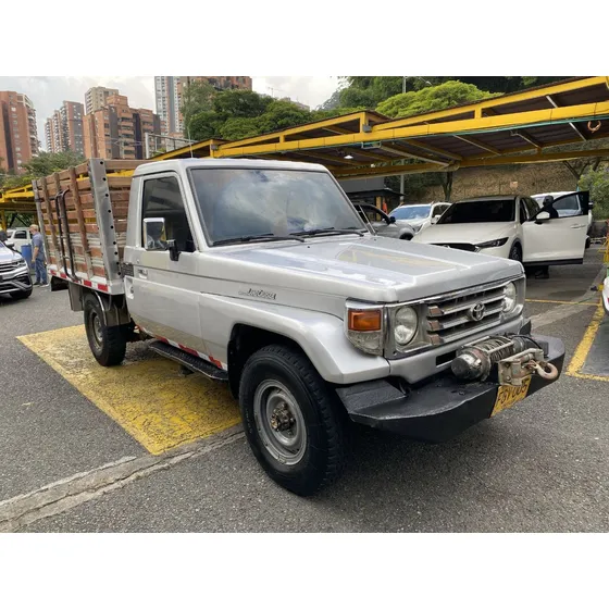 Toyota Land Cruiser 4.5 Estacas 4x4