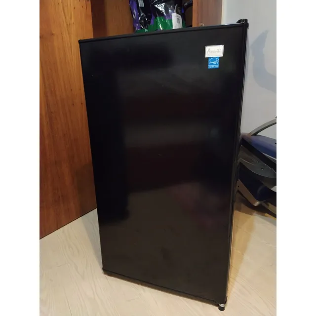 Nevera Ejecutiva Avanti Usada 3.3 Litro