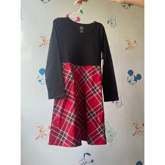 Vestido De Niña Con Falda Roja De Cuadros
