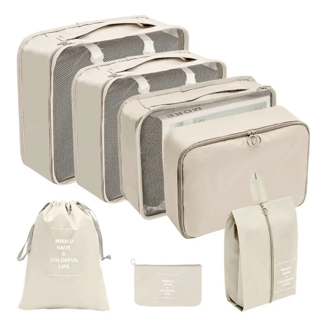 Conjunto de 7 bolsas organizadoras de mala na cor cáqui, incluindo organizadores com tela, uma bolsa com zíper, uma necessaire e uma bolsa com cordão.