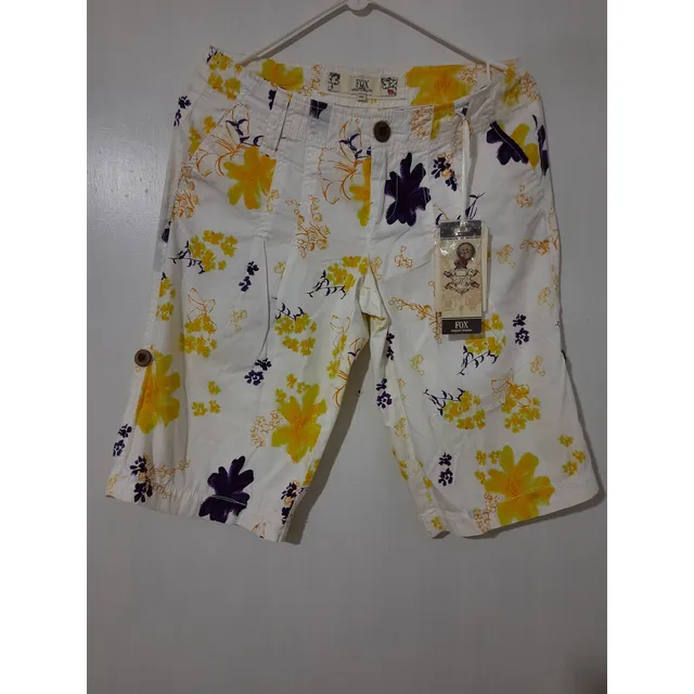 Bermuda Marca Fox Blanca Con Flores Amarillas Y Moradas