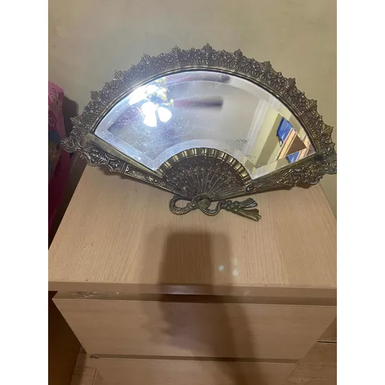 Espejo De Bronce Forma De Abanico. Usado.