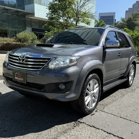 Toyota Fortuner 2014 3.0 Turbo Diesel 4x4 Automática Cuero Rin 20” Pantalla Luces Led Hermosa