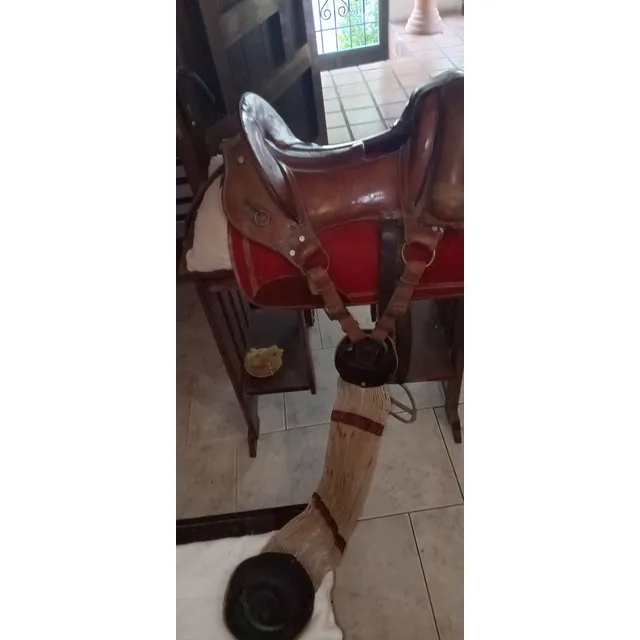 Silla De Montar Americana. Fuste Retovado En Cuero De Cochin