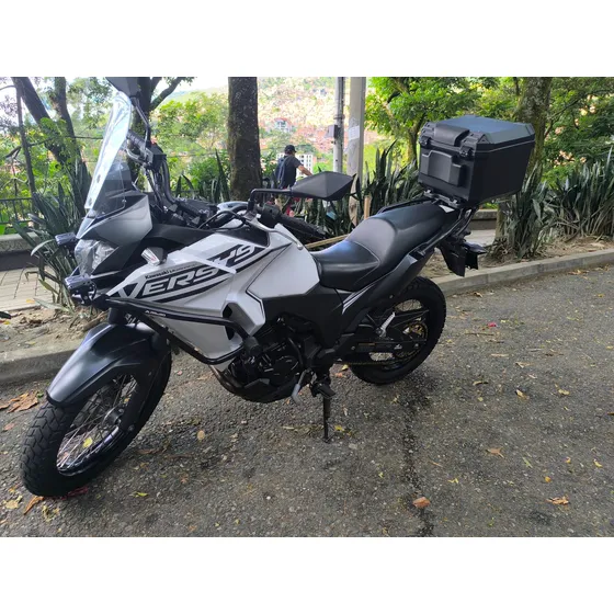 Kawasaki Versys 300 Blanca Modelo 2020, Llantas Pirelly.