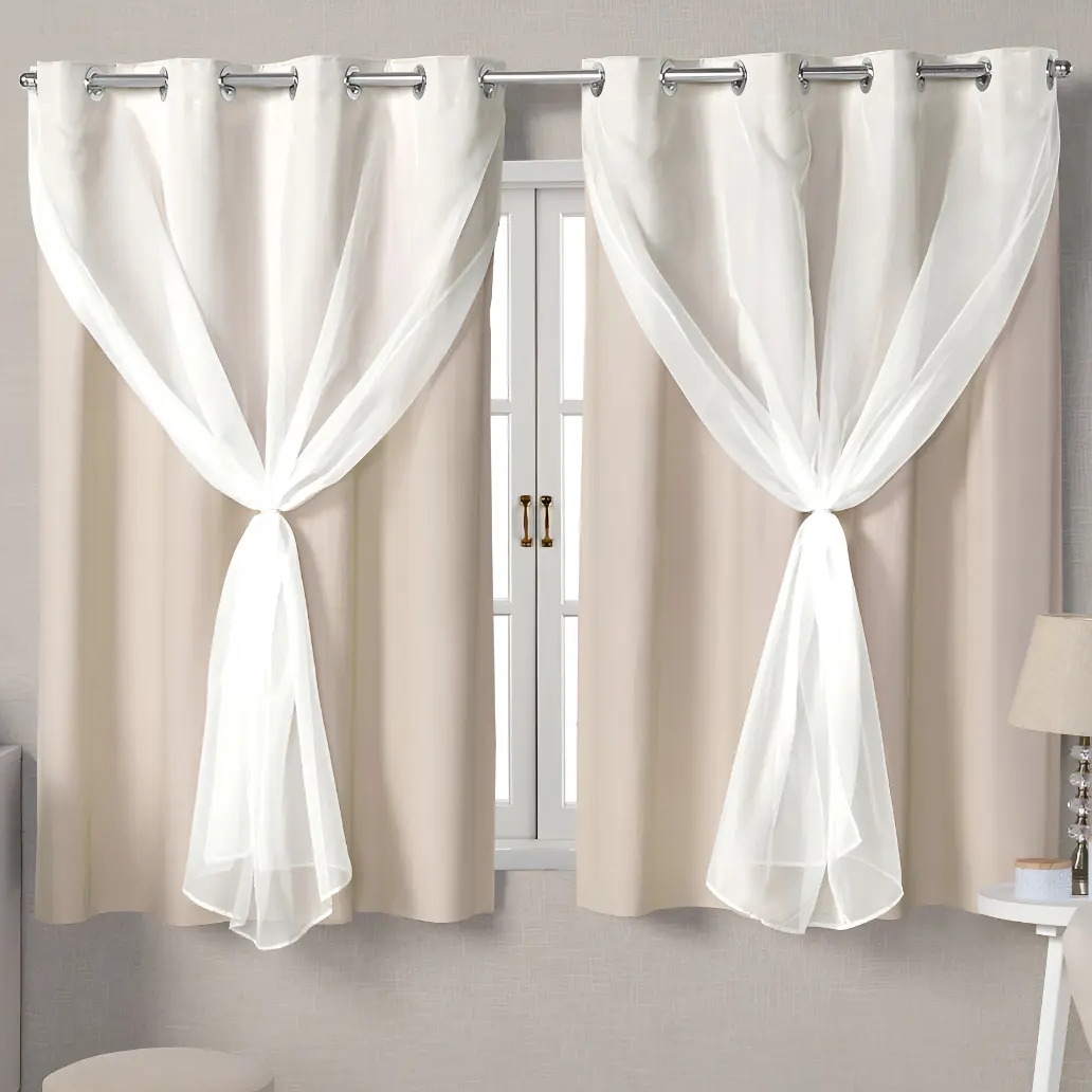 Cortina blackout bege com sobreposição de voil branco, instalada em varão cromado com ilhós, exibindo um design elegante e funcional para janelas.