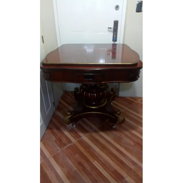Mesa De Comedor Y Juego Con 4 Sillas De Origen Árabe.
