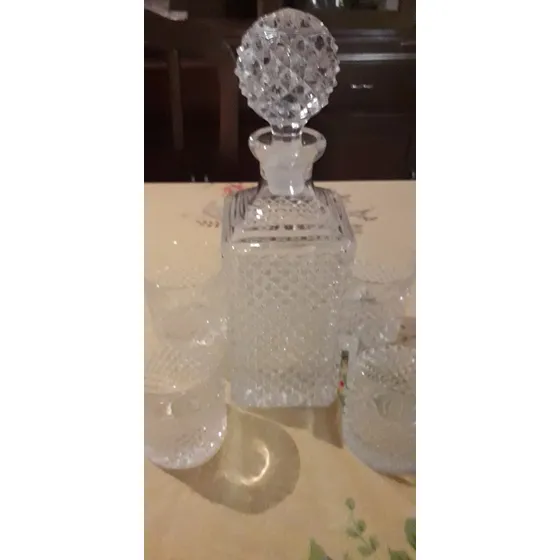 Juego De Licorera Cristal Tallado Con 4 Vasos Cortos