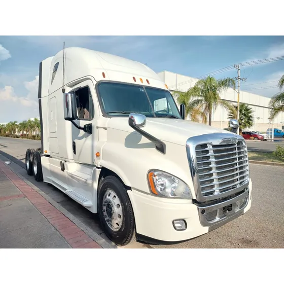 10 Freightliner Cascadia Blanco 2016,camiones,cummins