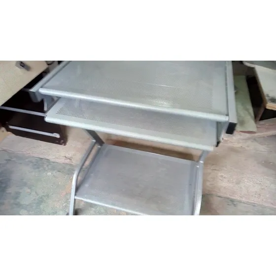Mesa Para Computadora De Aluminio Perforado.