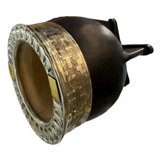 Mates Imperiales Con Dos Apliques De Bronce, Cuero Negro