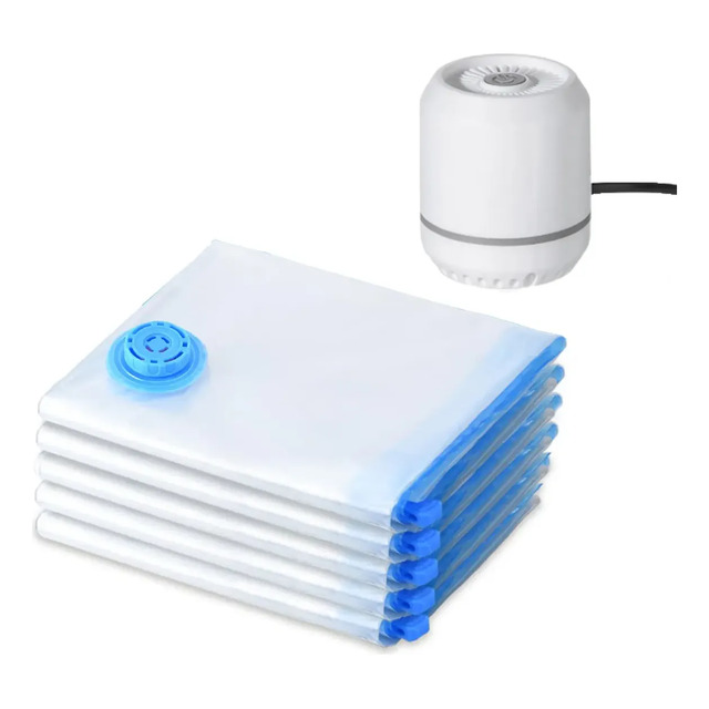 Conjunto de cinco sacos organizadores a vácuo transparentes com válvulas azuis empilhados ao lado de uma bomba elétrica de sucção branca.