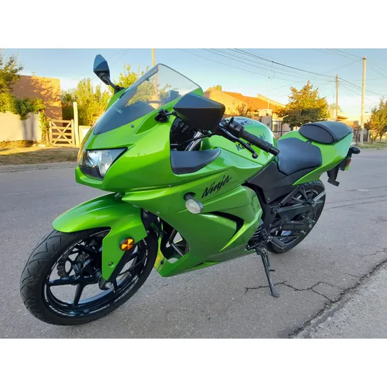 Moto Ninja 250 Kawasaki Con Casco Y Caballete