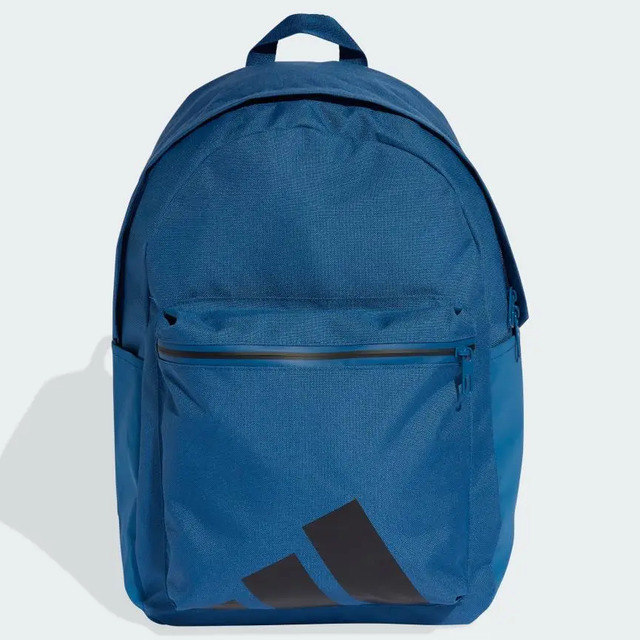 Mochila adidas Essentials Back To Campus Bars na cor azul com logo preto na parte frontal e bolso com zíper