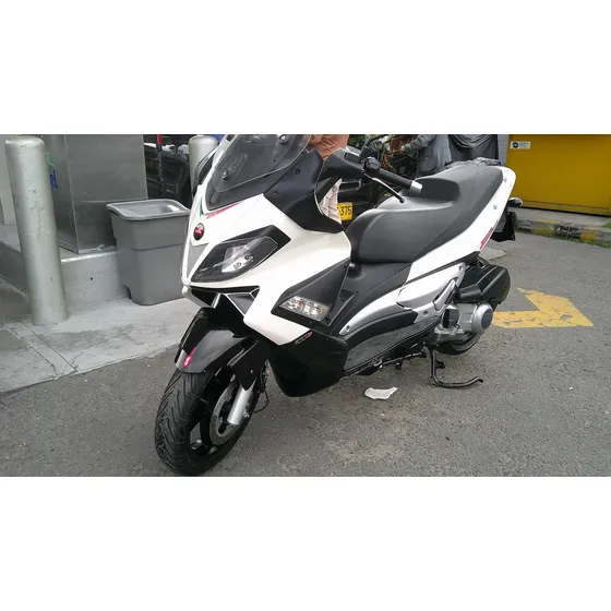 Moto Aprilia Sr Max 300 2015