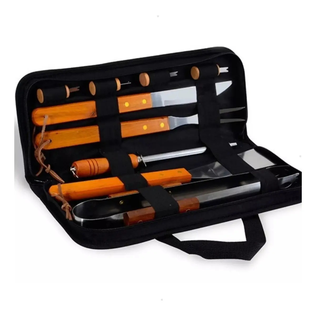 Kit de churrasco com 10 peças, incluindo facas e utensílios com cabos de madeira, organizados dentro de uma maleta preta de nylon aberta.