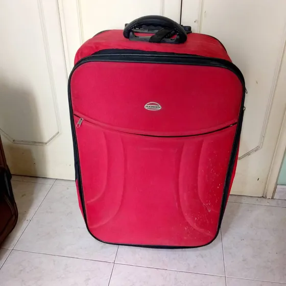 Maleta Roja Con Detalles En Ruedas Y Fuelle
