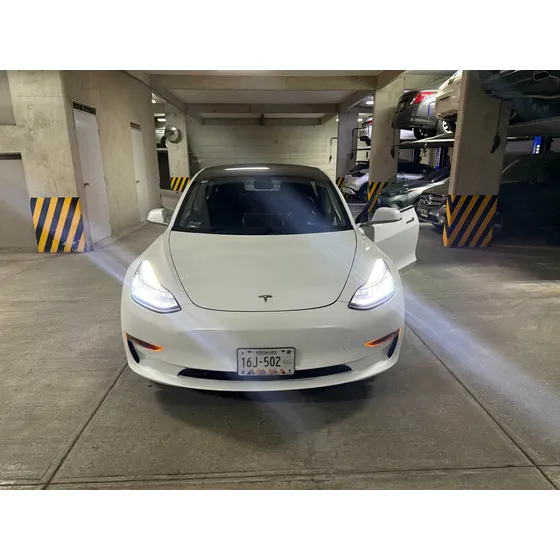 Tesla Model 3 Autonomia Estandar