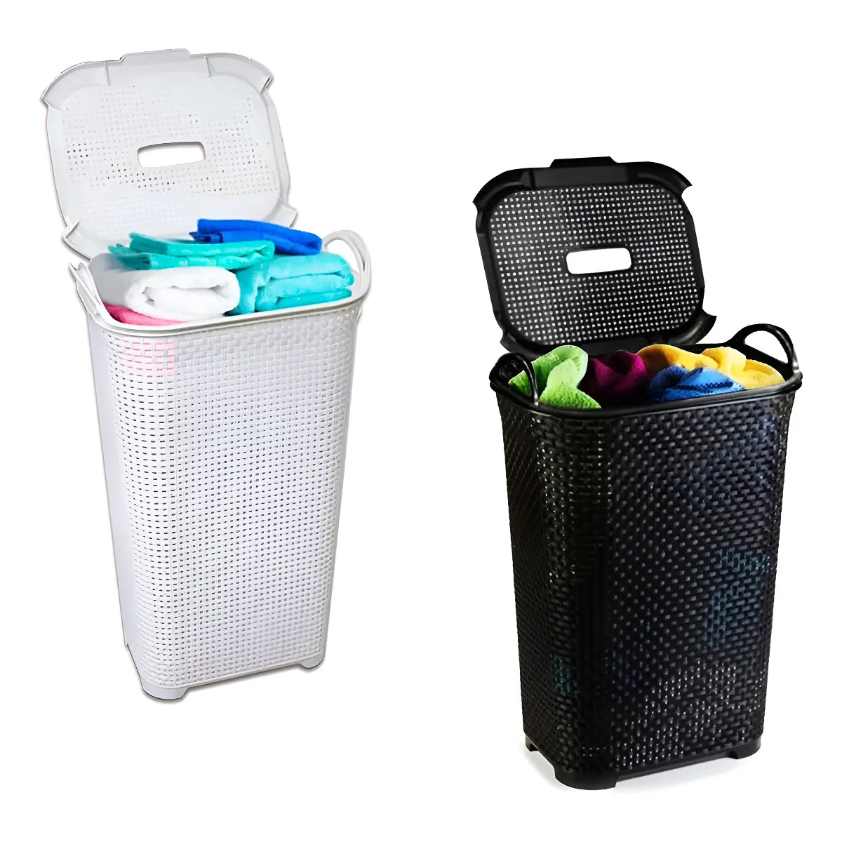 Dois cestos organizadores de roupas de 50 litros com tampa, um na cor branca e outro na cor preta, ambos com textura que imita vime e roupas dobradas dentro.