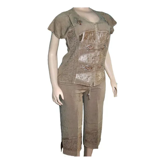 Conjunto De Vestir Para Dama, Pantalón Capri Y Blusa Bordada