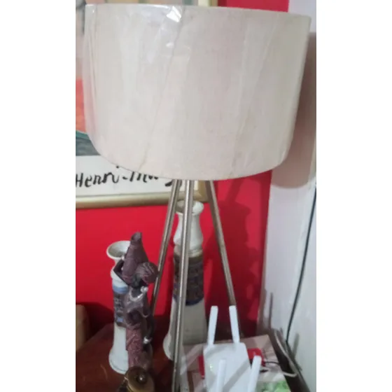 Lampara De Mesa Usada. Patas De Acero. Pantalla Lino Crudo 