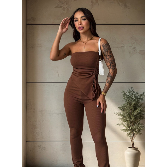 Conjunto Blusa Tomara Que Caia Com Ajuste Na Lateral E Calça Conjunto Blusa Tomara Que Caia Com Ajuste Na Lateral E Calça