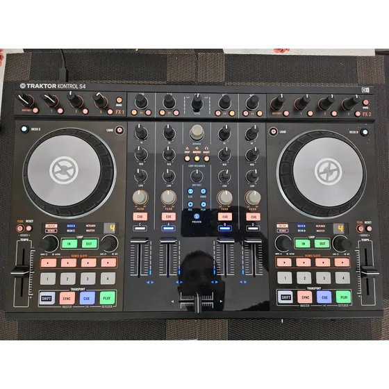 Controladora Dj Traktor S4 Mk2 Preto + Bag