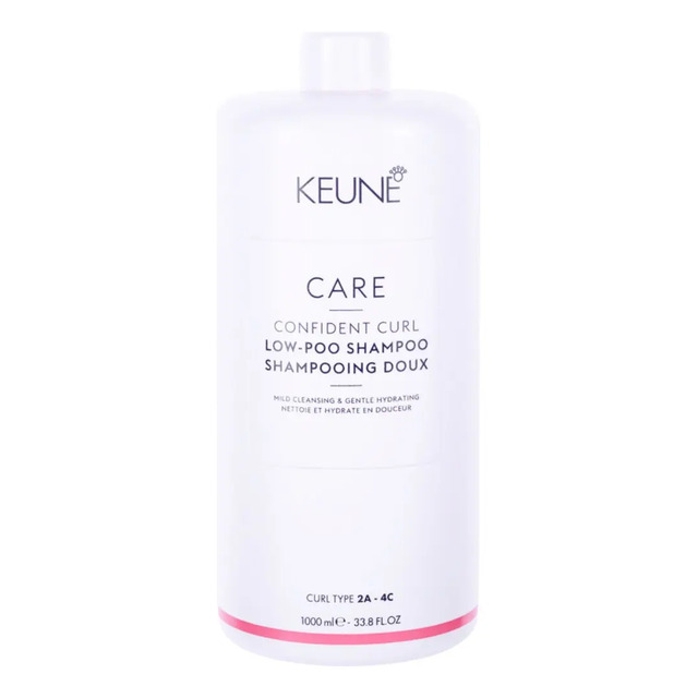Frasco branco de 1000ml do Shampoo Keune Care Confident Curl Low-poo com rótulo minimalista e detalhes em rosa