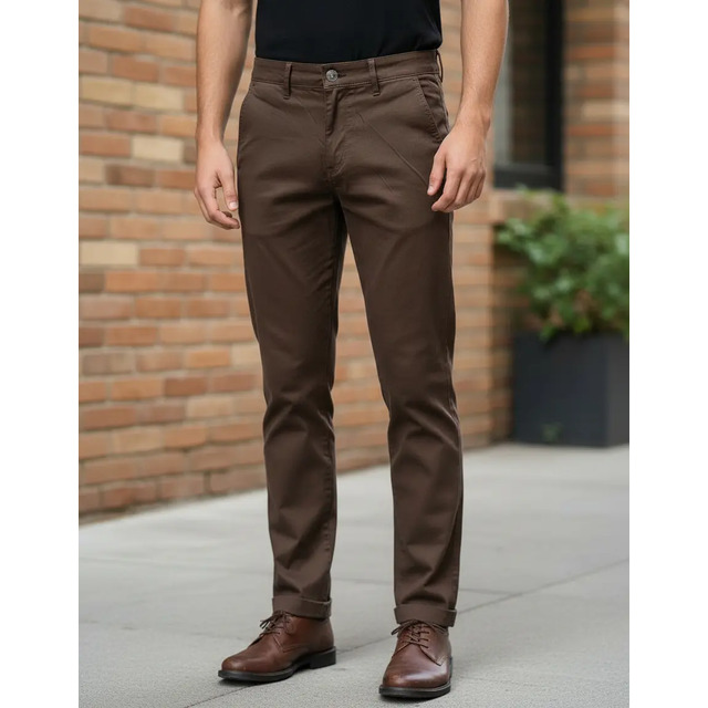 Homem vestindo calça de sarja marrom estilo alfaiataria com corte tradicional e bolso faca, combinada com sapatos sociais marrons