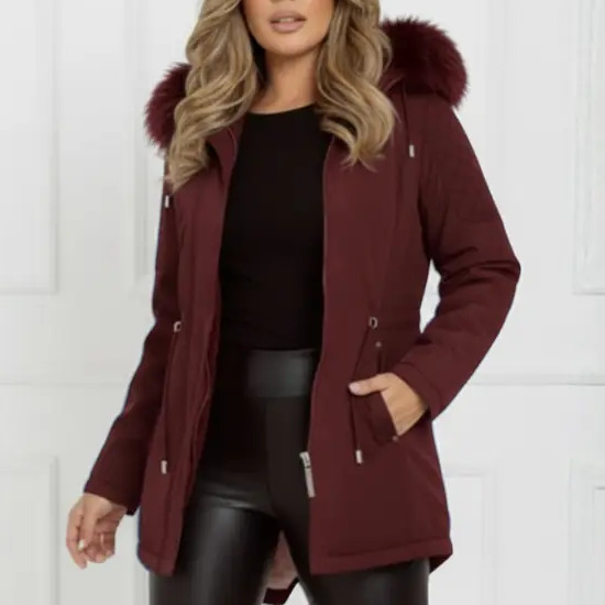 Modelo vestindo casaco parka feminino na cor vinho com capuz de pelos, calça preta de couro e botas de salto alto em fundo branco.