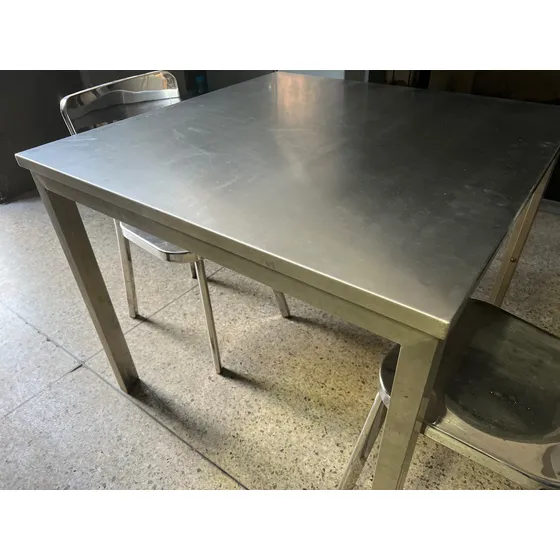 Mesa De Comedor De Aluminio Con Dos Sillas