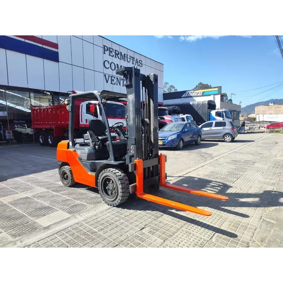 Montacargas Toyota 308fgj35 Torre Triple Gasolina