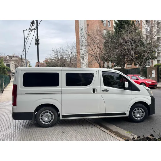 Toyota Hiace 2.8 Tdi Furgón 6at L1h1 3a 4p
