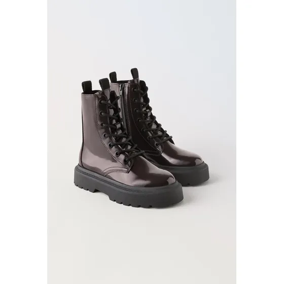 Botas Efecto Patente. Color Granate Oscuro, Marca: Zara Kids