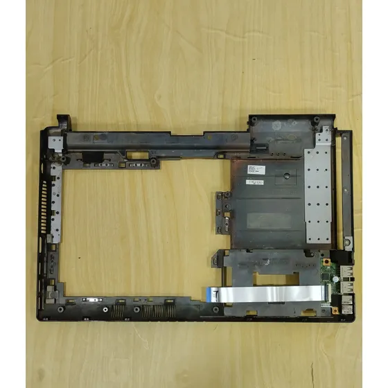 Carcasa Inferior Con Puertos Usb Sonido Laptop P2400