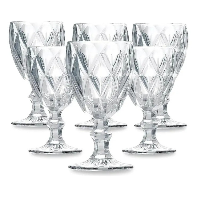Conjunto de 6 taças de vidro transparente Diamond Line com design lapidado em formato de diamante, dispostas em grupo sobre fundo branco.