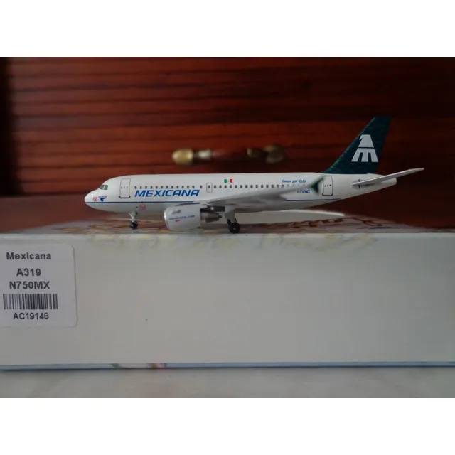 Avion Airbus A319 De Mexicana Con Grecas Verdes Escala 1:400
