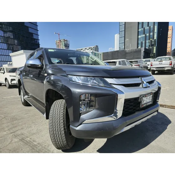 Mitsubishi L200 2.4 Cabina Doble 4x2 Mt