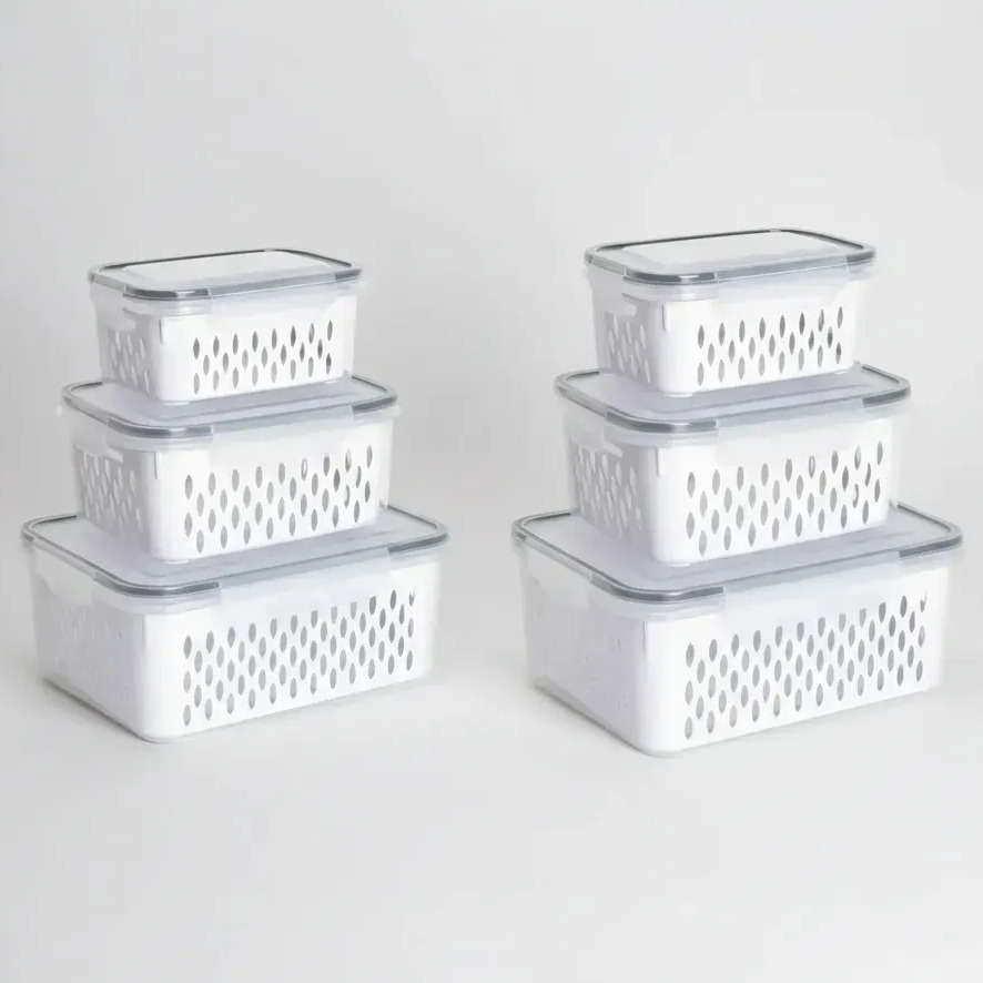 Kit com 6 potes organizadores brancos para geladeira, dispostos em duas pilhas de três unidades, com design vazado e tampas transparentes.