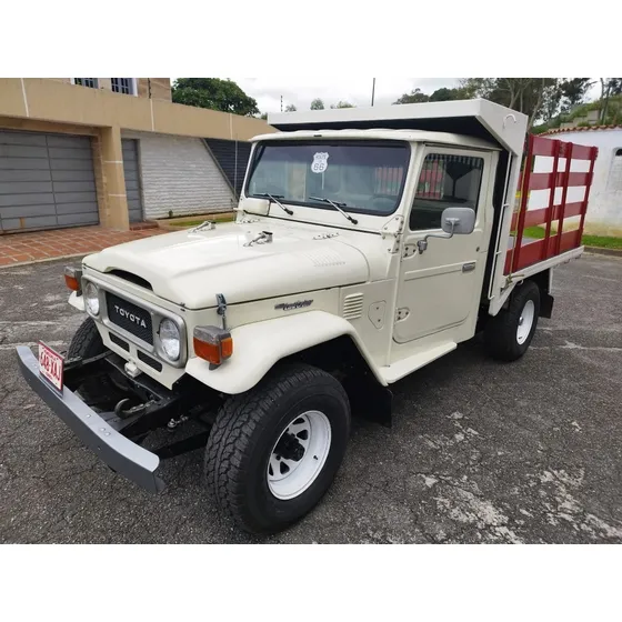 Toyota Macho Estacas 1986