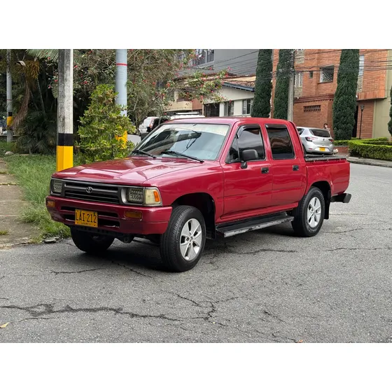 Toyota Hilux 2.4 Mt 4x2