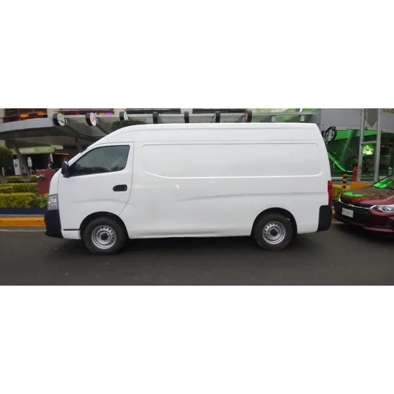 Nissan Urvan 2.5 Panel Amplia Mt