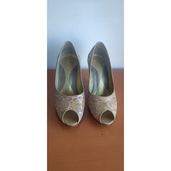 Zapatos Dorados Tacón Corrido 37 Usados