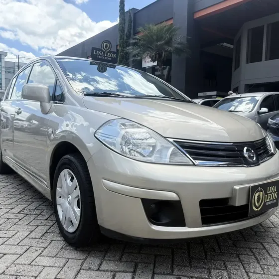 Nissan Tiida Hb 2013 1.8 Visia